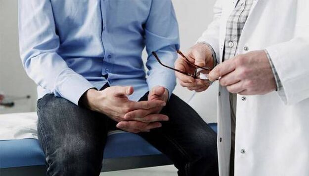 ārsts sniedz pacientam ar prostatītu ieteikumus